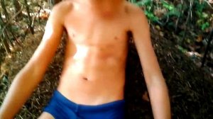 Муравьи едят человека заживо часть 2 / Ложимся на муравейник голым телом / Покусаны муравьями