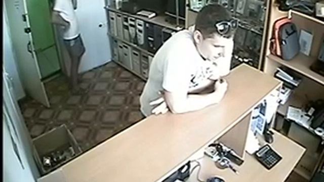 Ворует модем с витрины г.Херсон смотреть онлайн