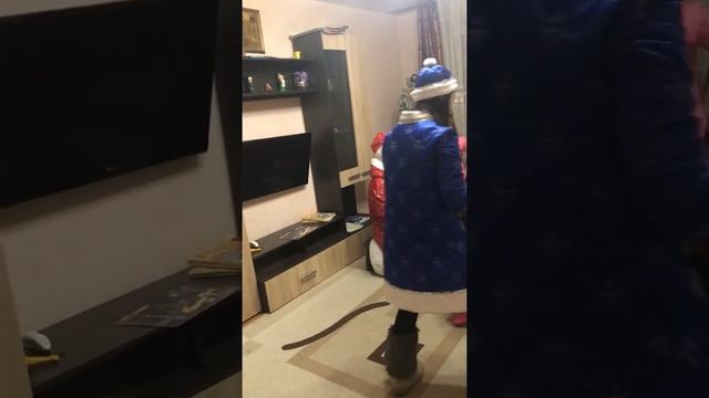 А вы знаете, что за праздник мы все отмечаем? Правильно, Новый год. смотреть онлайн