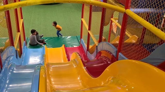 Зере ойын алаңында Зере на игровой площадке Cute and funny kids video Kids video смотреть онлайн