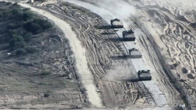 На опубликованных ЦАХАЛ видео запечатлена работа инженерной техники, бронетехники и артиллерии.