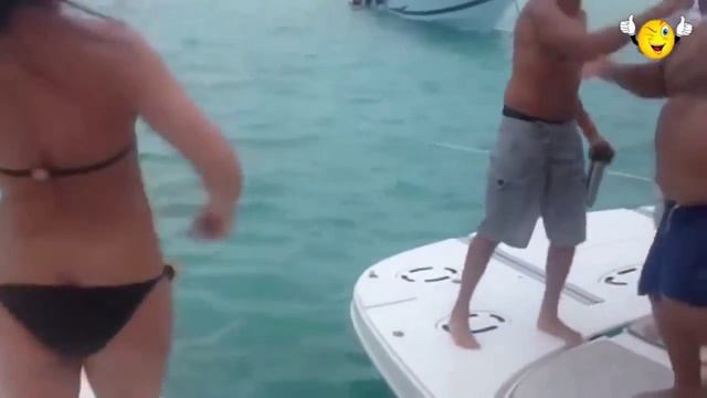 ПРИКОЛ! Толстый мужик учит танцевать девушку в купальнике на яхте