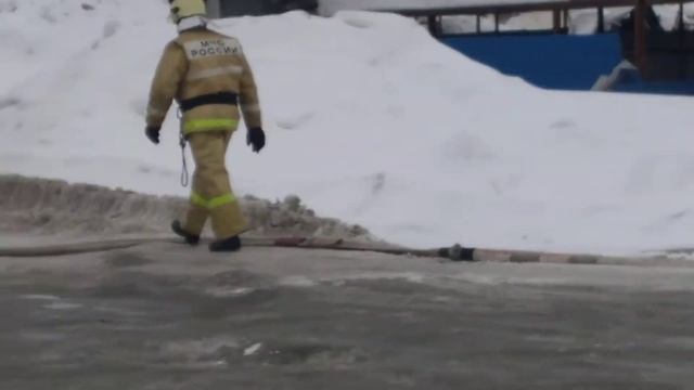 пожар, сгорел магазин и общежитие в сургуте. смотреть онлайн