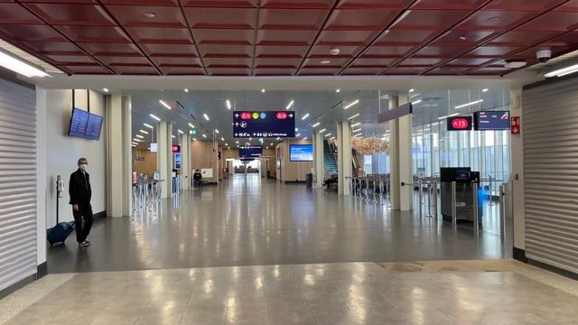 Walking through KEFLAVIK AIRPORT [KEF]! Still EMPTY ? ICELAND´s LARGEST AIRPORT ? Gates & DUTY-FREE смотреть онлайн