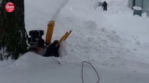 Снегоуборочная машина для дома. Учим Наталью ей управлять