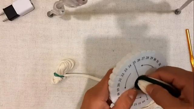 МК Плетем ручку для сумки Weaving a handle for a bag_[360p] смотреть онлайн