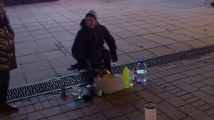 Уличный барабанщик играет на пустых бутылках