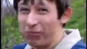 Мужик смешно рассказывает историю