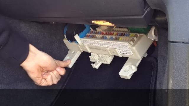 Where are fuses, relays and OBD port in Volvo C30 S40 V50 C70 (fuse box) смотреть онлайн