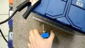 Проверяем аккумулятор Varta blue dinamic  G8 с помощью нагрузочной вилки.