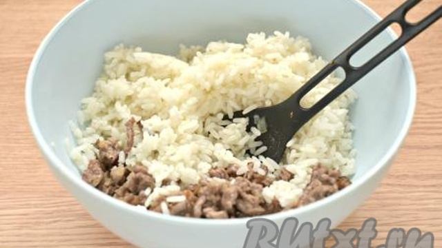 Пирог из слоёного теста с рисом и фаршем