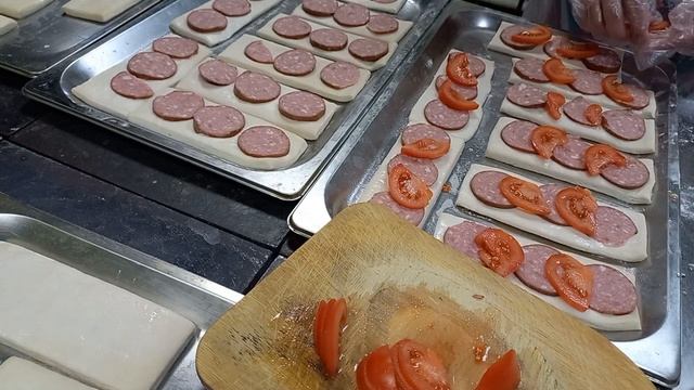 СЛОЙКА -ПИЦЦА С КОПЧЁНОЙ КОЛБАСОЙ.#выпечка#кулинария#пицца#
