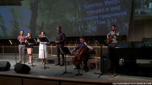 Пение «Прости меня, Господь...» ─ группа молодёжи