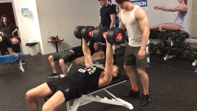 Жим лежачи гантелями по 50 кг смотреть онлайн