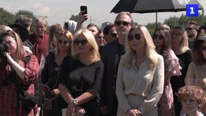 На Троекуровском кладбище открыли памятник Валентину Юдашкину