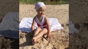 Дочка Максима Галкина моется под музыку на пляже