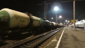 ВЛ80С-088 с грузовым поездом следует через станцию Вологда-1