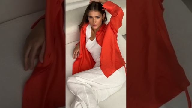 Образ с белыми льняными брюками и акцентной рубашкой ? #shortsvideo #женскаяодеждаоптом