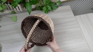 Корзинка из газетных трубочек простым узором и вышитой ручкой