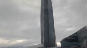Отправление электропоезда ЭД4М-0082, с пл. Яхтенная и станции Лахта + вид на небоскрёб Лахта-Центр