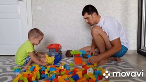 Как дети и папа собирают робота из конструктора.