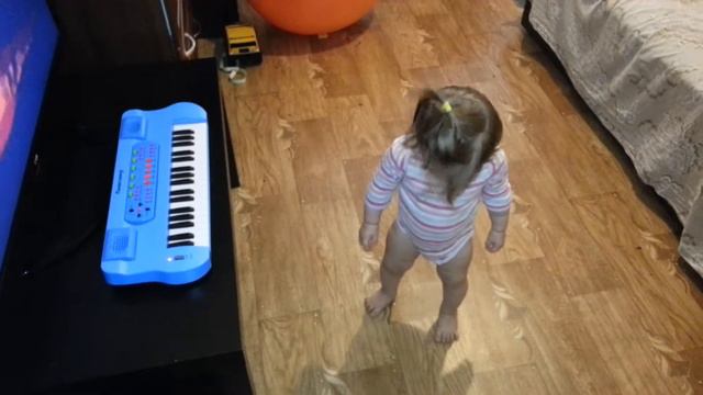 Учимся играть на синтезаторе. смотреть онлайн