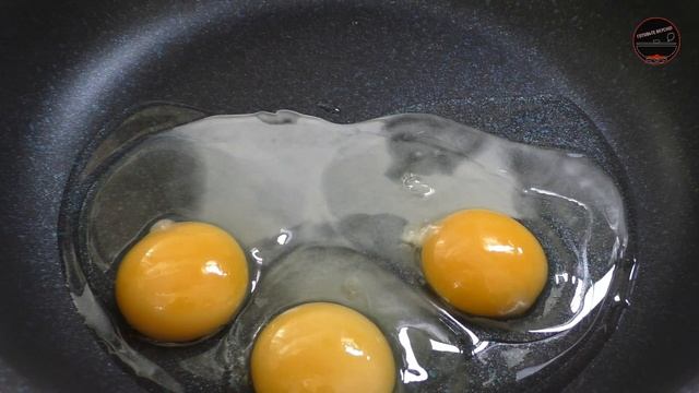 Яичница 4 СЫРА с Хрустящим ТОСТОМ на Завтрак! / Быстро и вкусно! / Scrambled eggs with cheese. смотреть онлайн