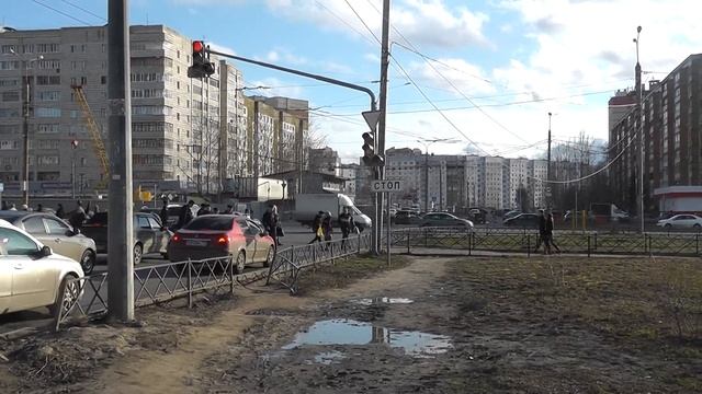 25.04.2015 На ул. Фучика в Казани. Люди шли по дороге 02355 смотреть онлайн