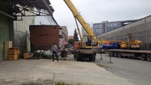 погрузка негабаритной бытовки краном на площадку