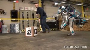 РОБОТ МАТЕРИТЬСЯ И БЬЁТ ЛЮДЕЙ