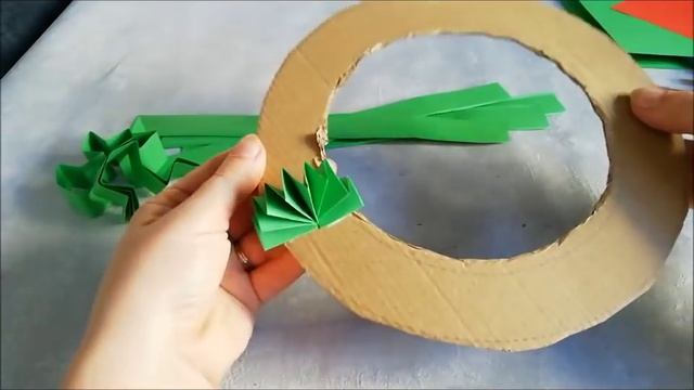 Как сделать Рождественский / Новогодний венок из бумаги своими руками смотреть онлайн