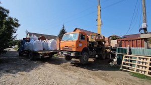 Выгрузка сыпучих стройматериалов с краном-манипулятором в Хасавюрте.