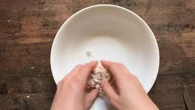 Сытный салат с курицей, сельдереем и орехами смотреть онлайн