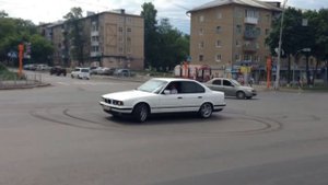 BMW E34 белая дрифт валит боком жжет резину.