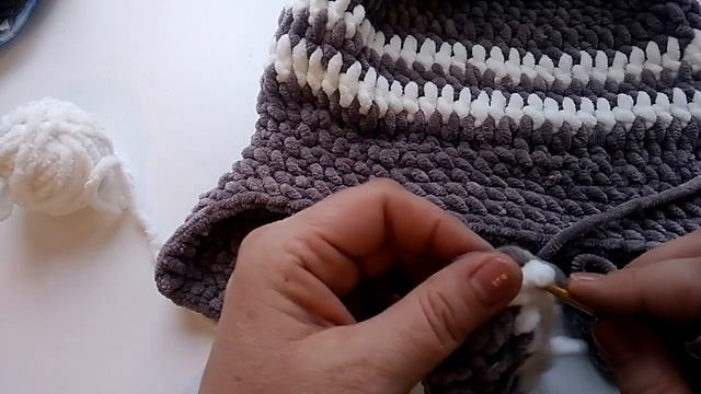 Шапка ушанка из плюшевой пряжи  крючком .