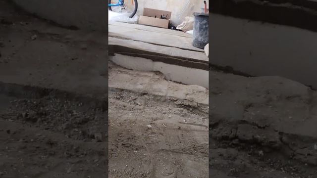 Разгрузка бетонной плиты пенопластом при заливке стяжки