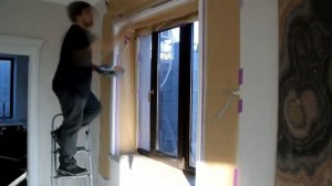 Оформление наружного угла оконных откосов полиуретановым угловым молдингом