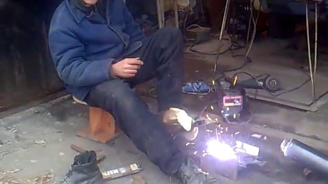 Сварщик варит ногой смотреть онлайн