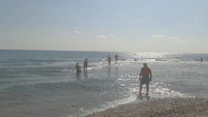 Очень теплое море в августе в Сочи. Головинка - лазурный берег переход по морю. Река Шахе.