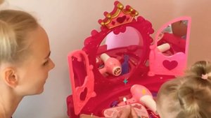 Косметика для девочек - Играем в Салон Красоты - Играем с косметикой для девочек - Столик с зеркало