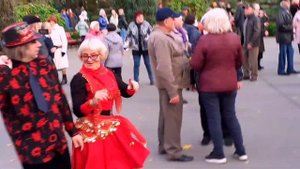 КАПРИЗНАЯ, ПРЕКРАСНАЯ, ШАЛЬНАЯ! ТАНЦЫ В ПАРКЕ ГОРЬКОГО ХАРЬКОВ.mp4