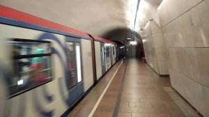 81-765/766/767 прибывает на станцию метро Лубянка.