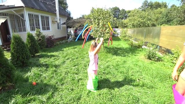 ЧЕЛЛЕНДЖ прыжки в мешках! КТО быстрее София или мама? смотреть онлайн