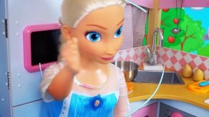 Sasha hace buenas acciones, y Frozen Elsa la recompensa con juguetes