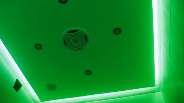 Двухуровневый, аккустический потолок с подсветкой в ванной. Double-layer ceiling with border light. смотреть онлайн