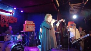 Женщина с Бородой  -  На пальцах