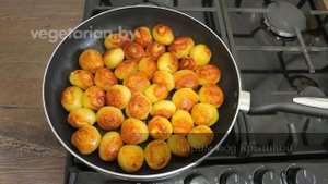Молодая картошка по деревенски. Жареная на сковородке целиком.