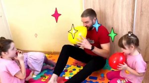 Дети и Папа Надувают Огромные Воздушные Шарики
