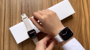 Apple Watch SE2 44mm vs 40mm size comparison on small wrist.