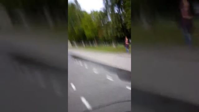 Катаюсь на велосипеде на стадионе смотреть онлайн